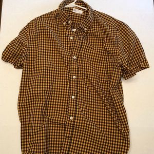 Men’s GAP large standard fit short sleeve yellow